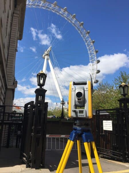 Laser scanner positioned in front of the London Eye