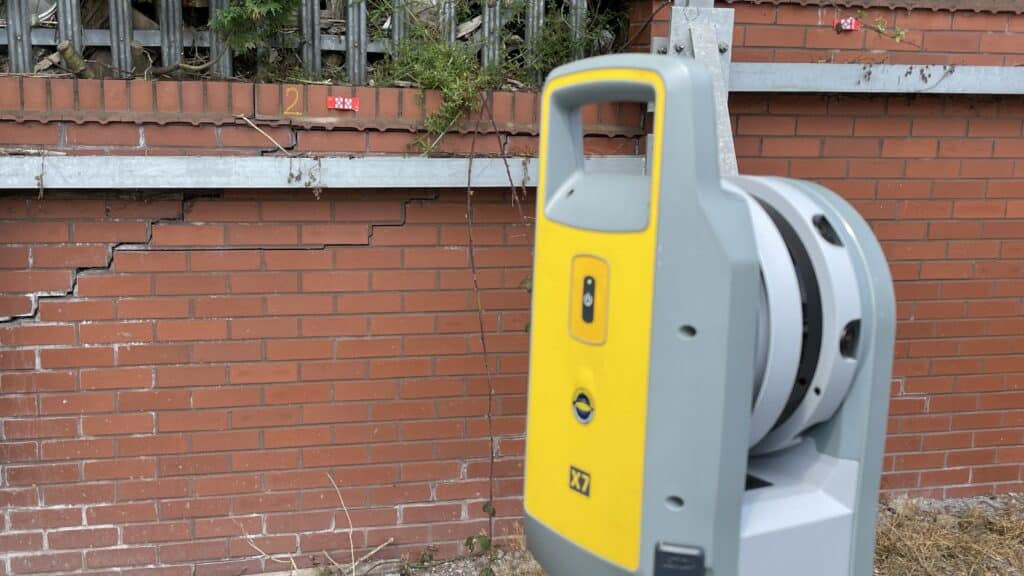 Laser scanner checking wall verticality with monitoring target