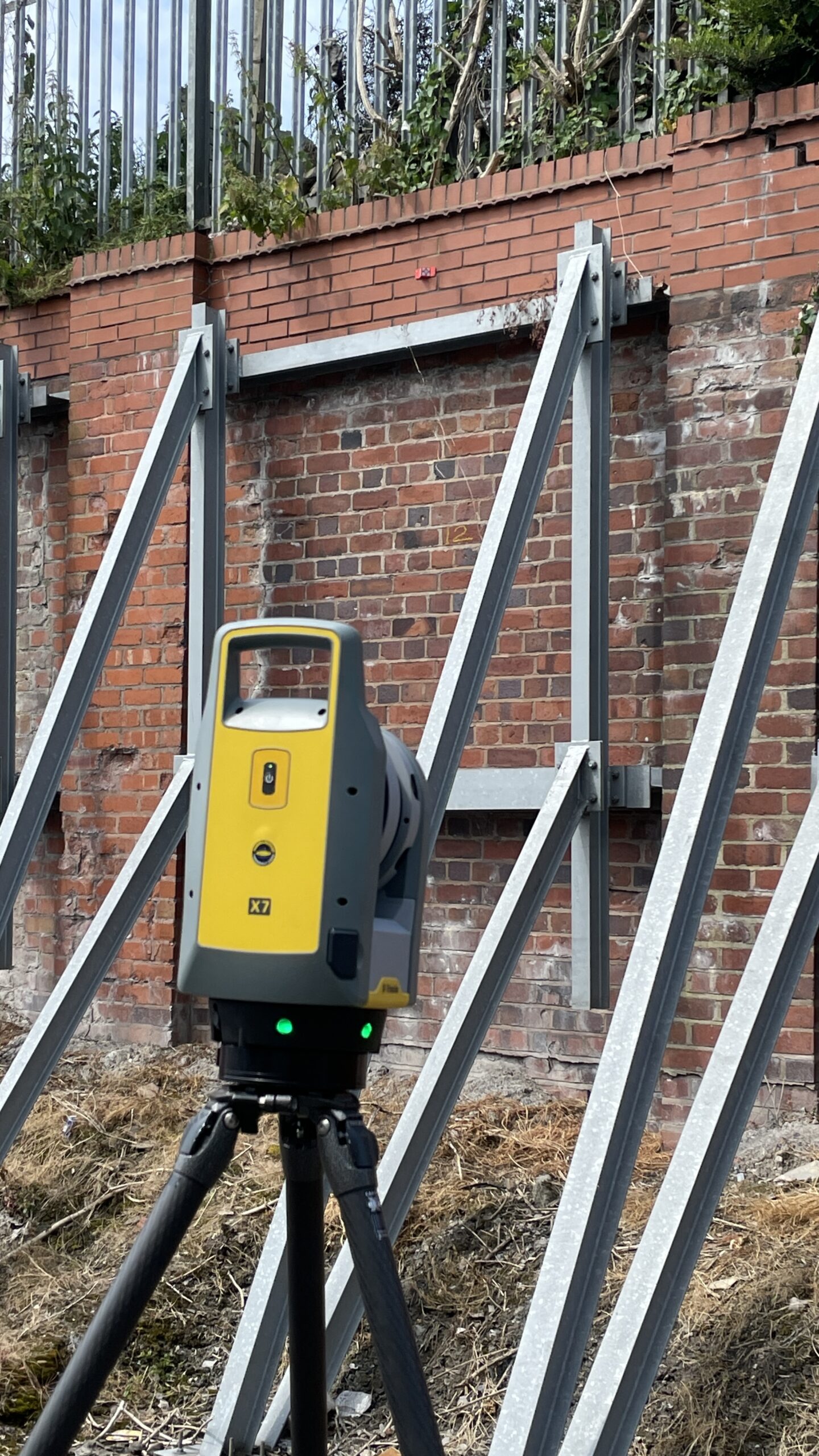 Checking a subsiding wall for verticality with a laser scanner.