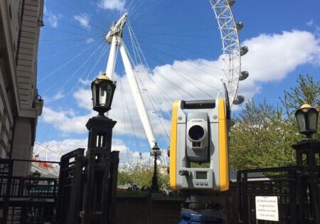 Laser scanner positioned in front of the London Eye